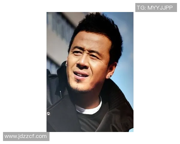 足球明星杨坤的个人简历与精彩瞬间图片展示